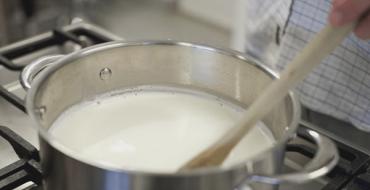 Как кипятить молоко: посуда, время, советы